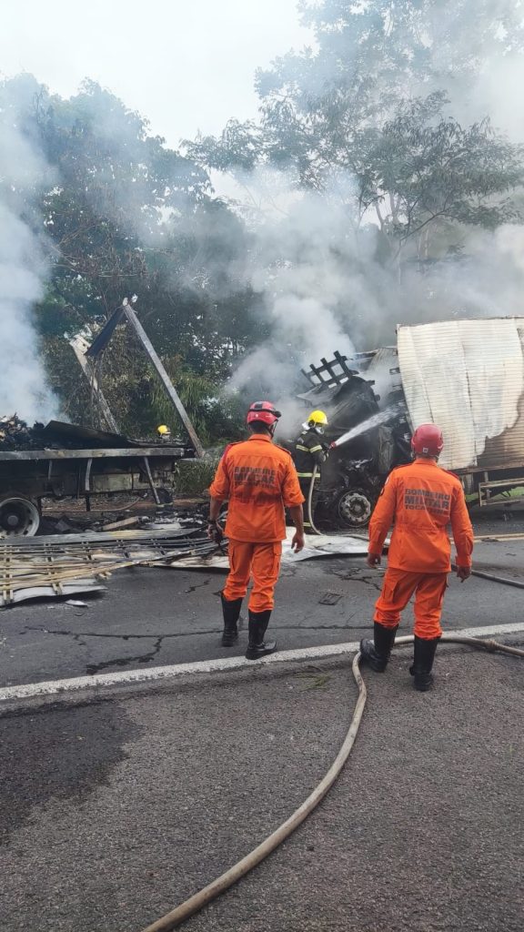 Corpo de motorista que morreu em engavetamento de caminhões passará por exame de DNA para ser identificado