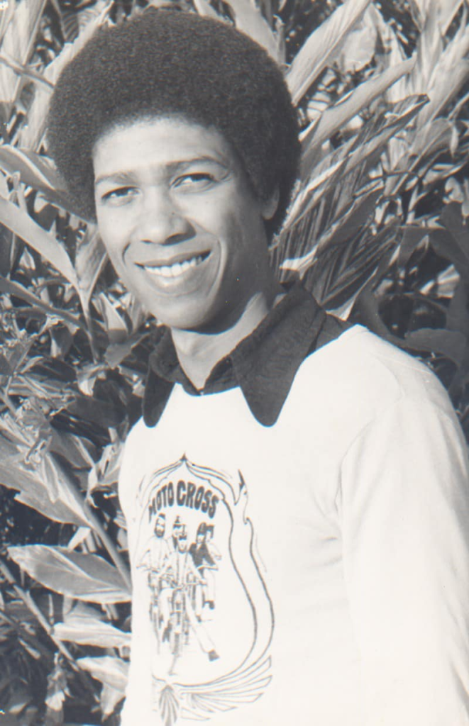 Coletânea com 12 gravações de Djavan antes da fama tem valor documental, mas omite registro mais raro do artista