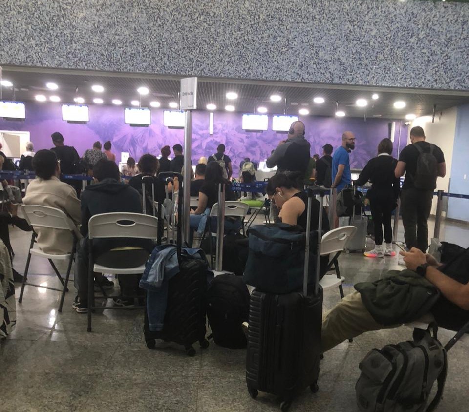 Sala de espera do aeroporto de Palmas fica lotada após cancelamento de voo