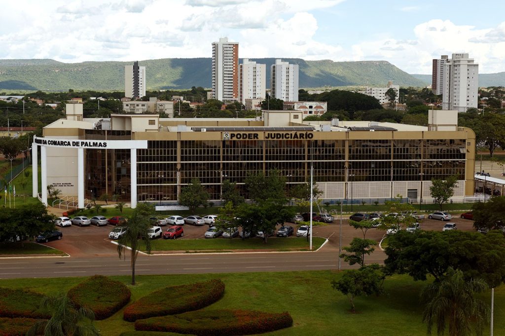 Acusado de esfaquear irmão que estava dormindo é condenado a 21 anos de prisão; vítima morreu no hospital