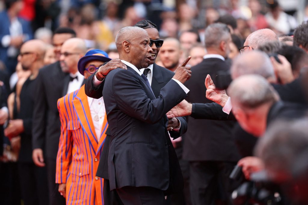 Denzel Washington discute com fotógrafo no tapete vermelho de Cannes