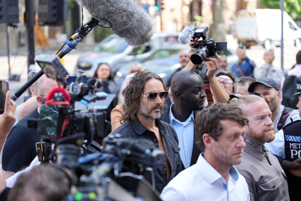Ator Russell Brand, acusado de estupro, chega ao Tribunal em Londres, diz agência
