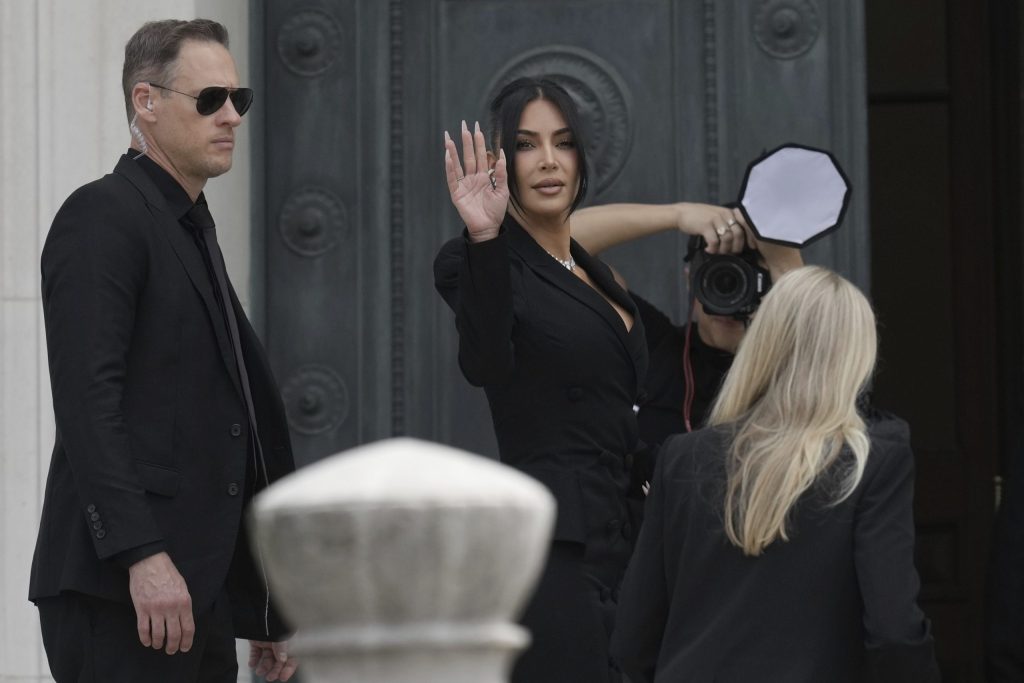 Kim Kardashian diz em tribunal que temia ser estuprada e assassinada durante assalto em Paris