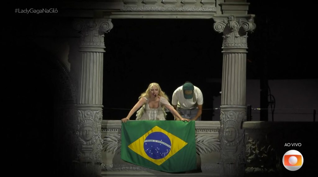 É #FAKE foto de Lady Gaga com camisa vermelha da seleção brasileira