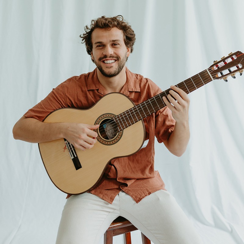 Theo Bial canta Chico Buarque em álbum que sai em junho com direção artística de filhos de Martinho da Vila