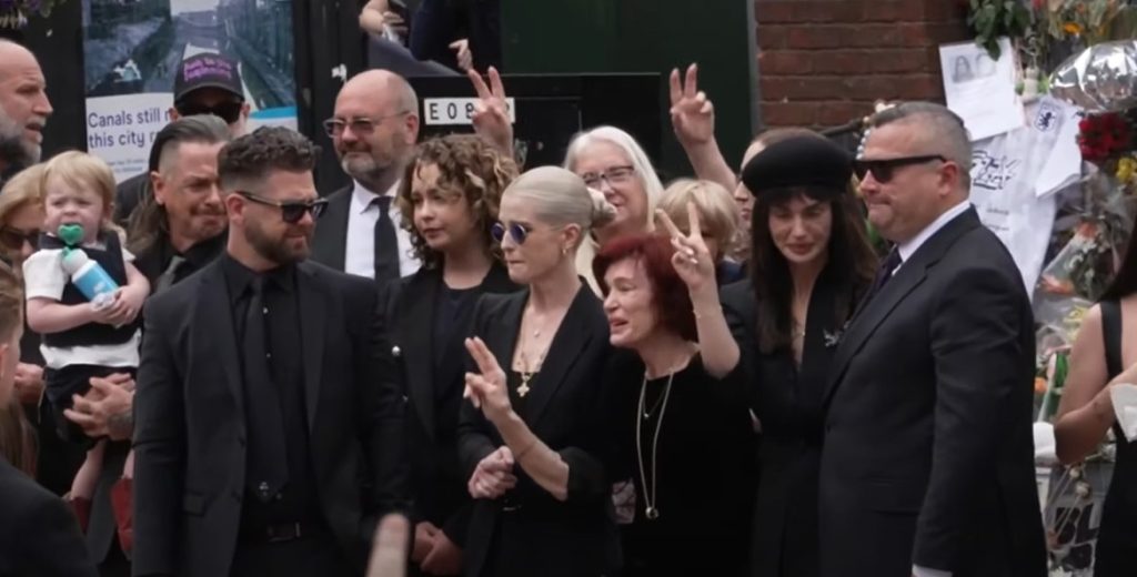 Fãs e família se despedem de Ozzy Osbourne em funeral nas ruas de Birmingham, na Inglaterra