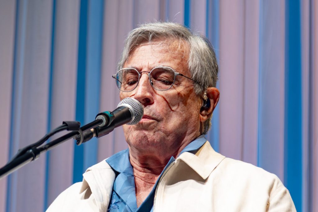 Ivan Lins celebra Preta Gil com canção ‘Vitoriosa’ na estreia nacional de show que teve réquiem para meninos de Gaza