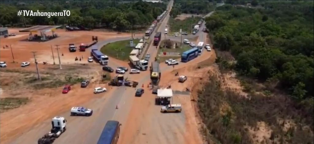 Prefeito fecha acessos de cidade pela TO-222 após aumento do fluxo de veículo pesados e pressiona DNIT: ‘tapa-buraco não resolve’