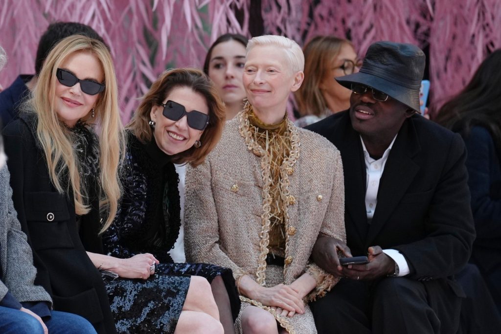 Fernanda Torres posa com Nicole Kidman e Tilda Swinton em desfile da Chanel