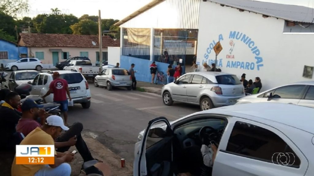 Pais dormem em fila para garantir matrículas de filhos no interior do Tocantins; VÍDEO