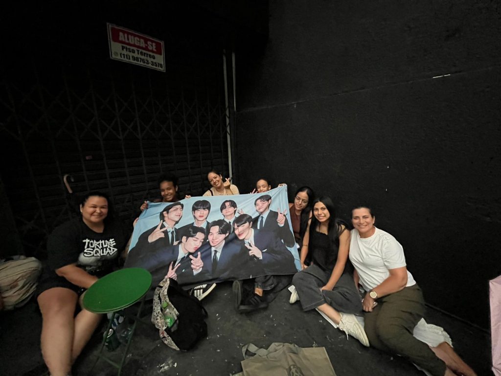 Fãs de BTS deixam de dormir em fila em frente a loja em SP após orientação de bilheteria; barracas foram desmontadas