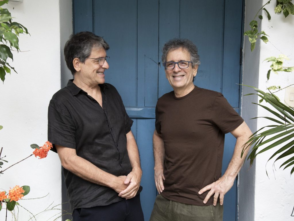 Irmãos Chico e Mario Adnet solidificam a parceria em ‘Falso antigo’, álbum que chegará em março com as vozes de Roberta Sá, Mosquito e Pedro Miranda