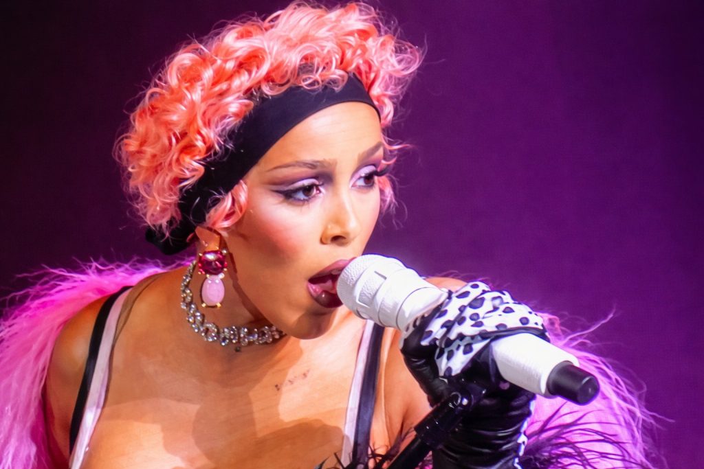 Doja Cat hipnotiza com gogó e sensualidade em show que dispensa firulas, em São Paulo