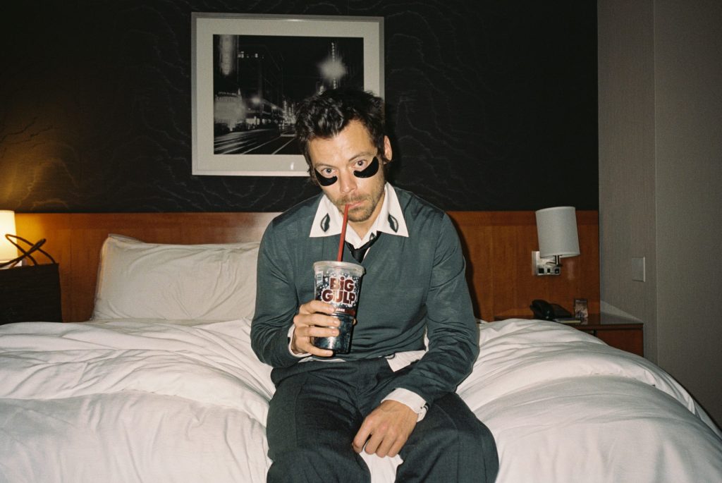 Harry Styles acerta em disco meio ‘diferentão’ e mostra que ‘sumiço’ faz bem para um popstar