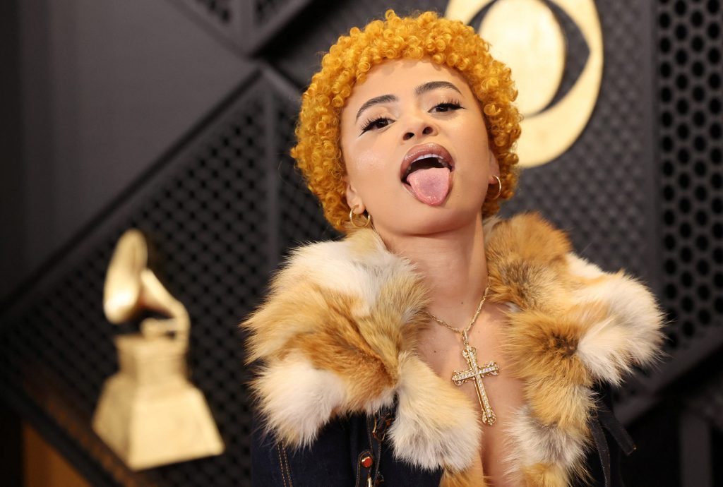 Rapper Ice Spice é agredida por fã dentro de lanchonete nos EUA
