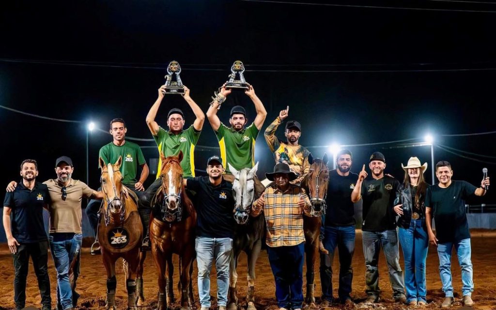 Henrique e Juliano participam de vaquejada em Goiás e surpreendem fãs; VÍDEO
