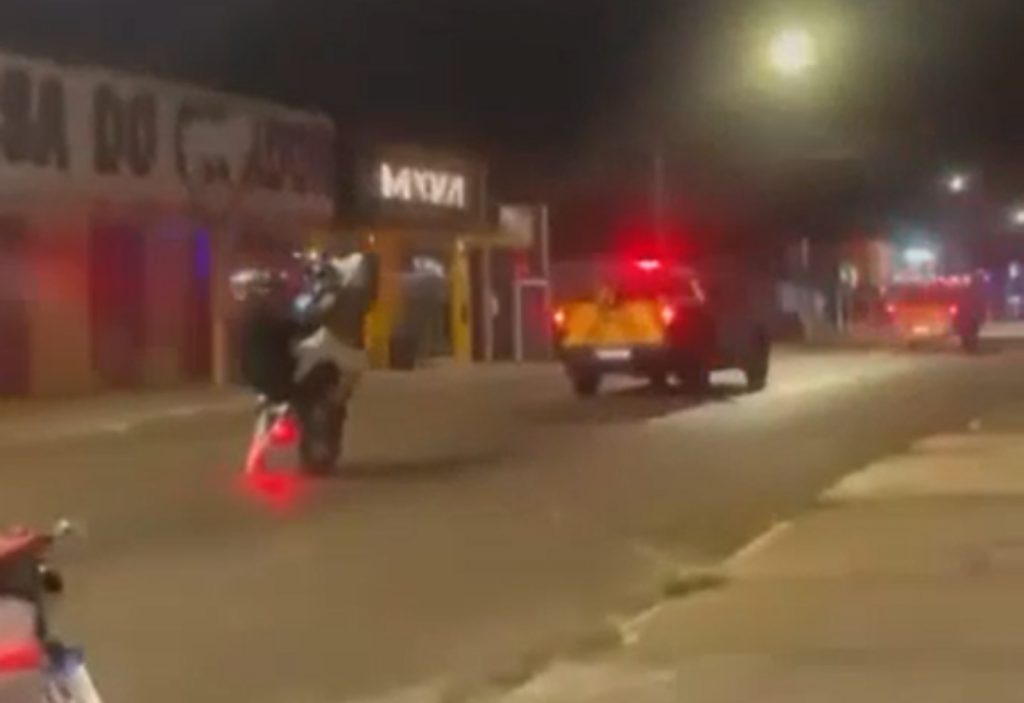 Motociclista dá ‘grau’ atrás de viaturas do Detran e foge em seguida no TO; VÍDEO