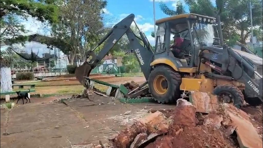 Moradora denuncia destruição de espaço cultural para passagem de ônibus de artista: ‘Tem que descer próximo ao palco’
