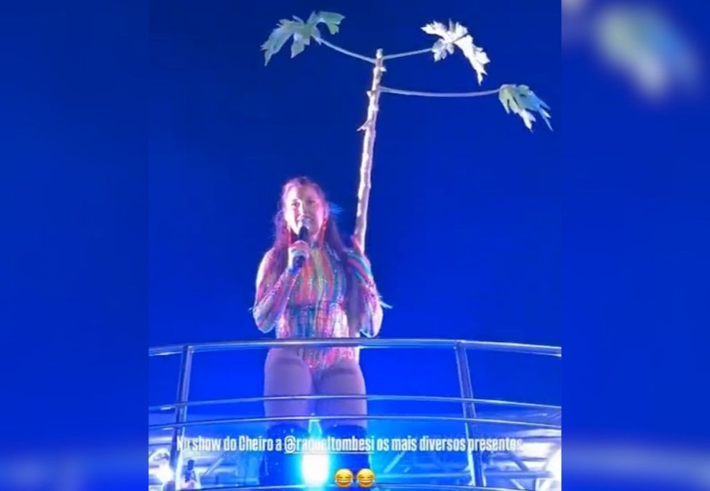 Vocalista do Cheiro de Amor ganha presente inusitado durante show no TO: ‘Dei muita risada’