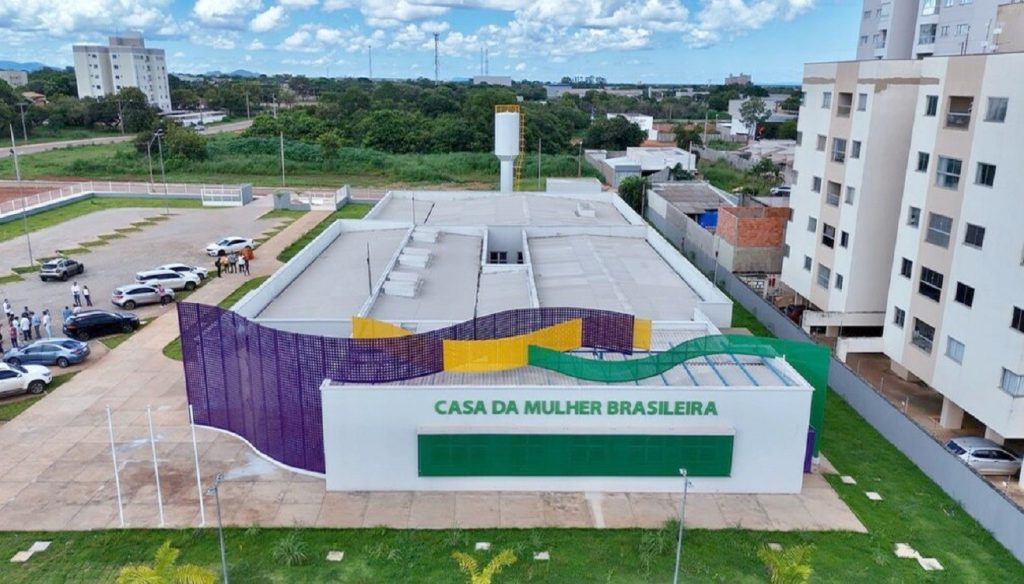 Jovem é resgatada após ser mantida em cárcere privado pelo companheiro que conheceu em jogo online, diz PM