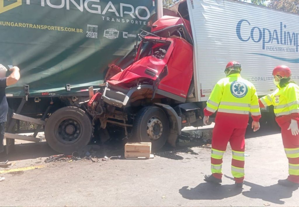 Acidente entre caminhões deixa um morto e dois feridos na BR-153