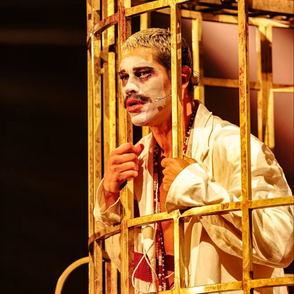 ‘Ópera do malandro’ de Chico Buarque se renova com cores vivas em montagem que mistura umbanda, Anitta e teatro clown