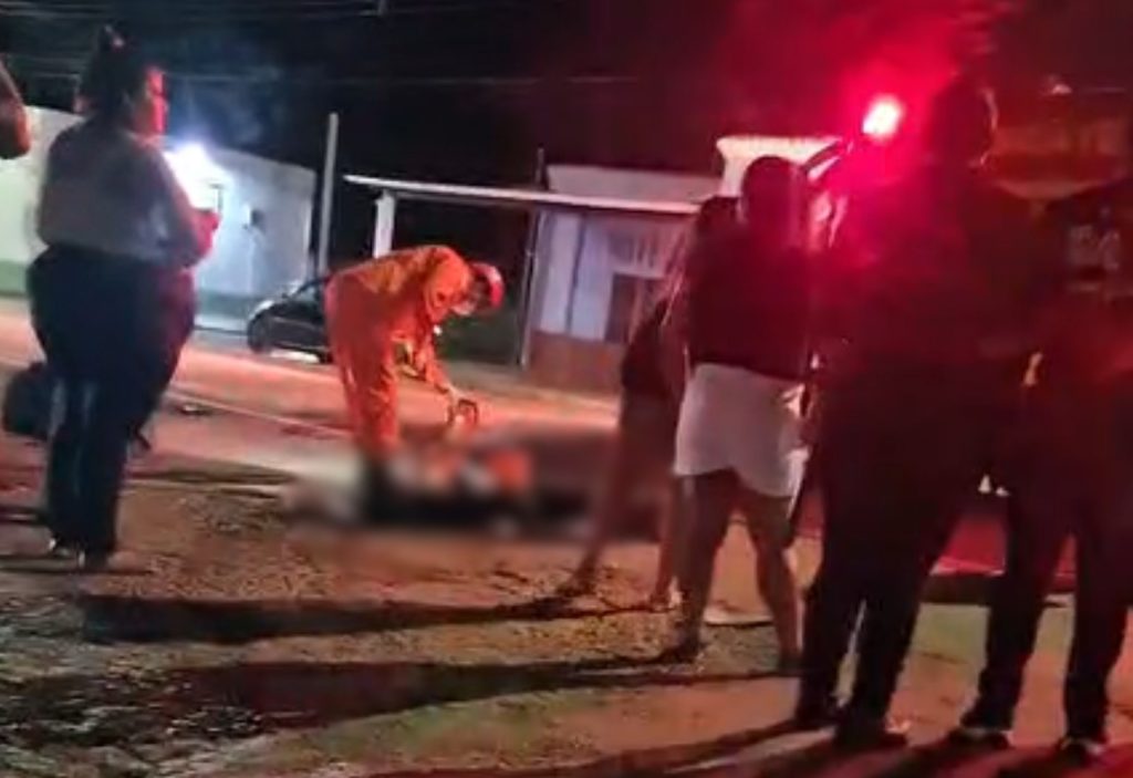 Motociclista morre e passageira fica ferida após acidente entre moto e carro; motorista fugiu