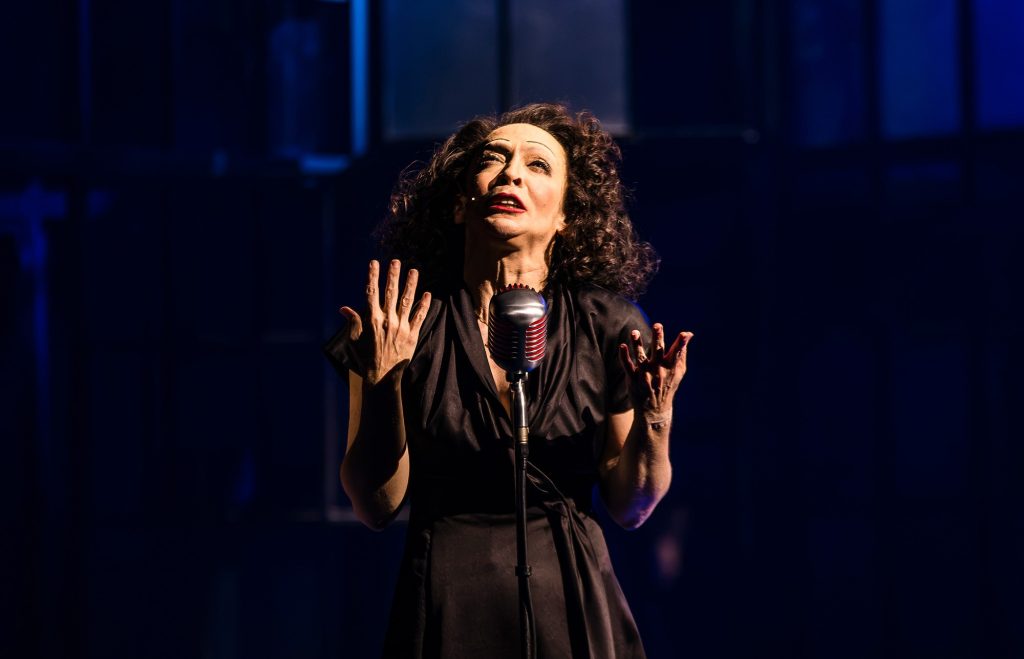 Laila Garin é fenômeno em cena como Edith Piaf com atuação sobrenatural que equilibra drama e música na corda bamba da vida da cantora francesa